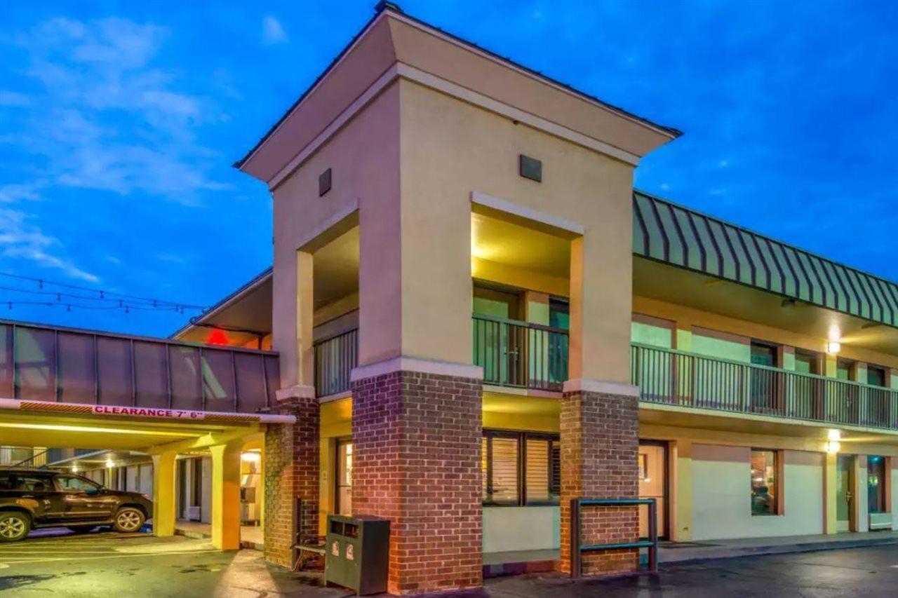Quality Inn Savannah Historic District Bagian luar foto